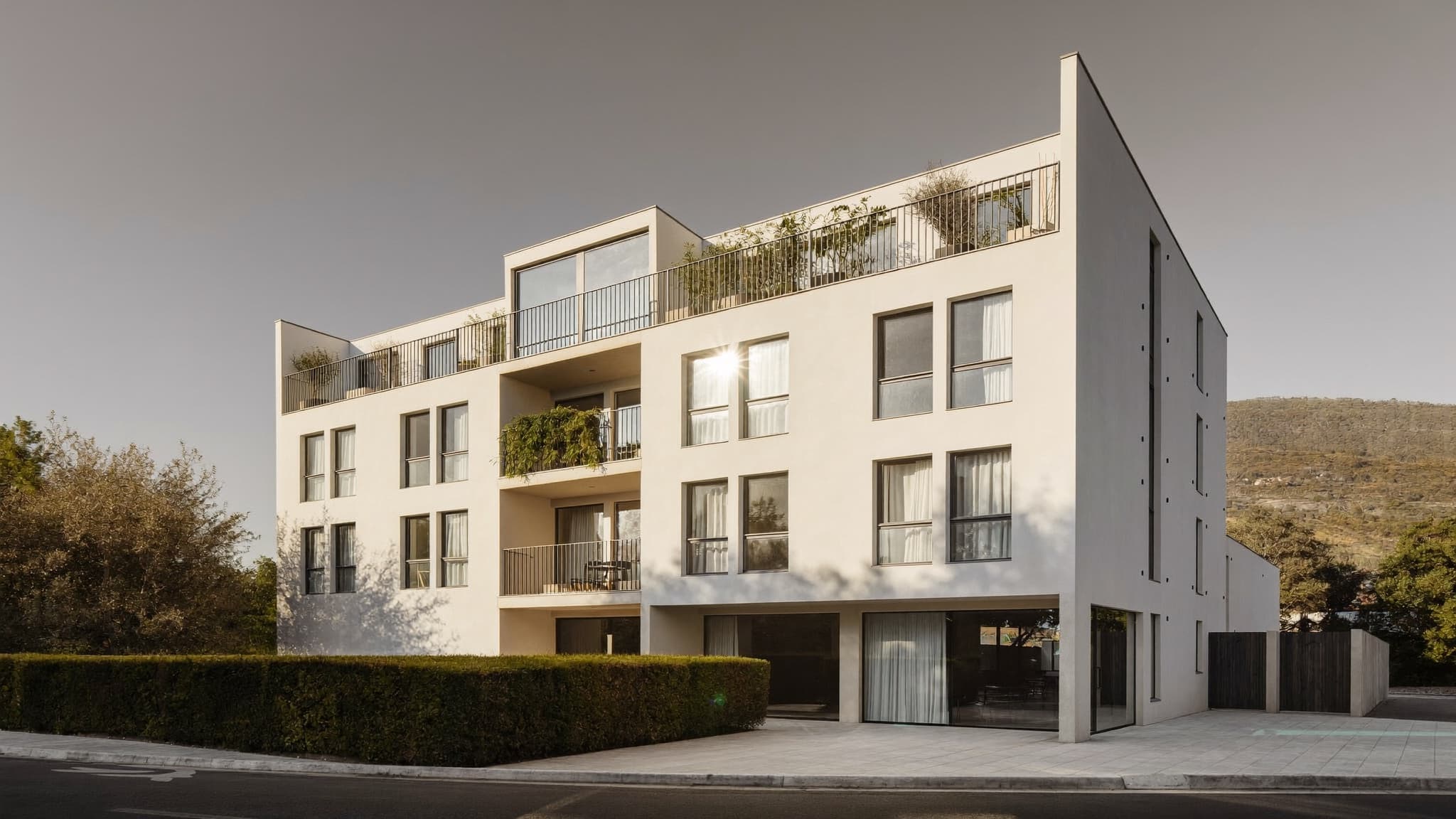 Edificio de viviendas recién terminado con la fachada acabada y las zonas ajardinadas