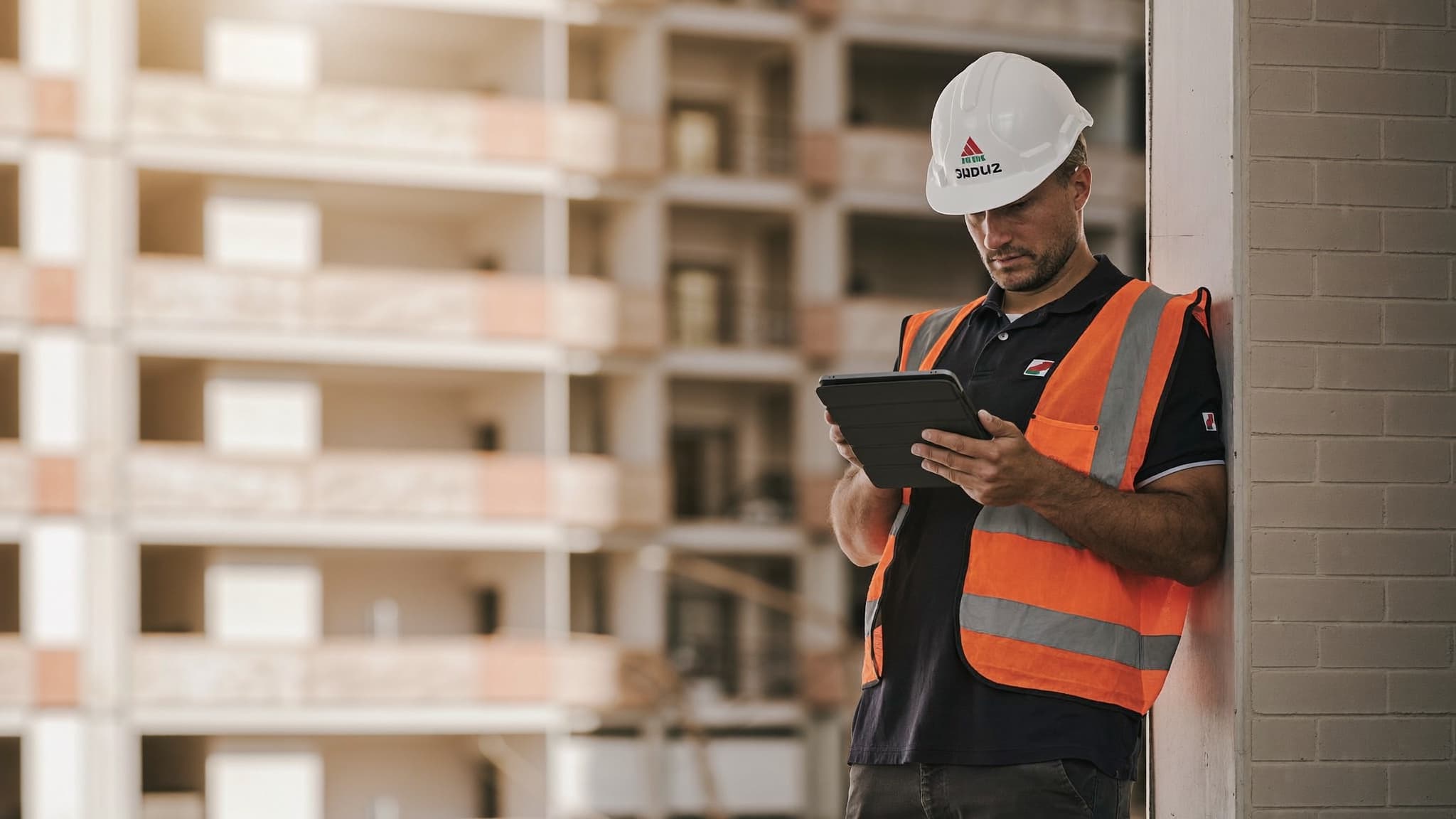 Jefe de obra revisando en una tablet los albaranes pendientes de conciliar