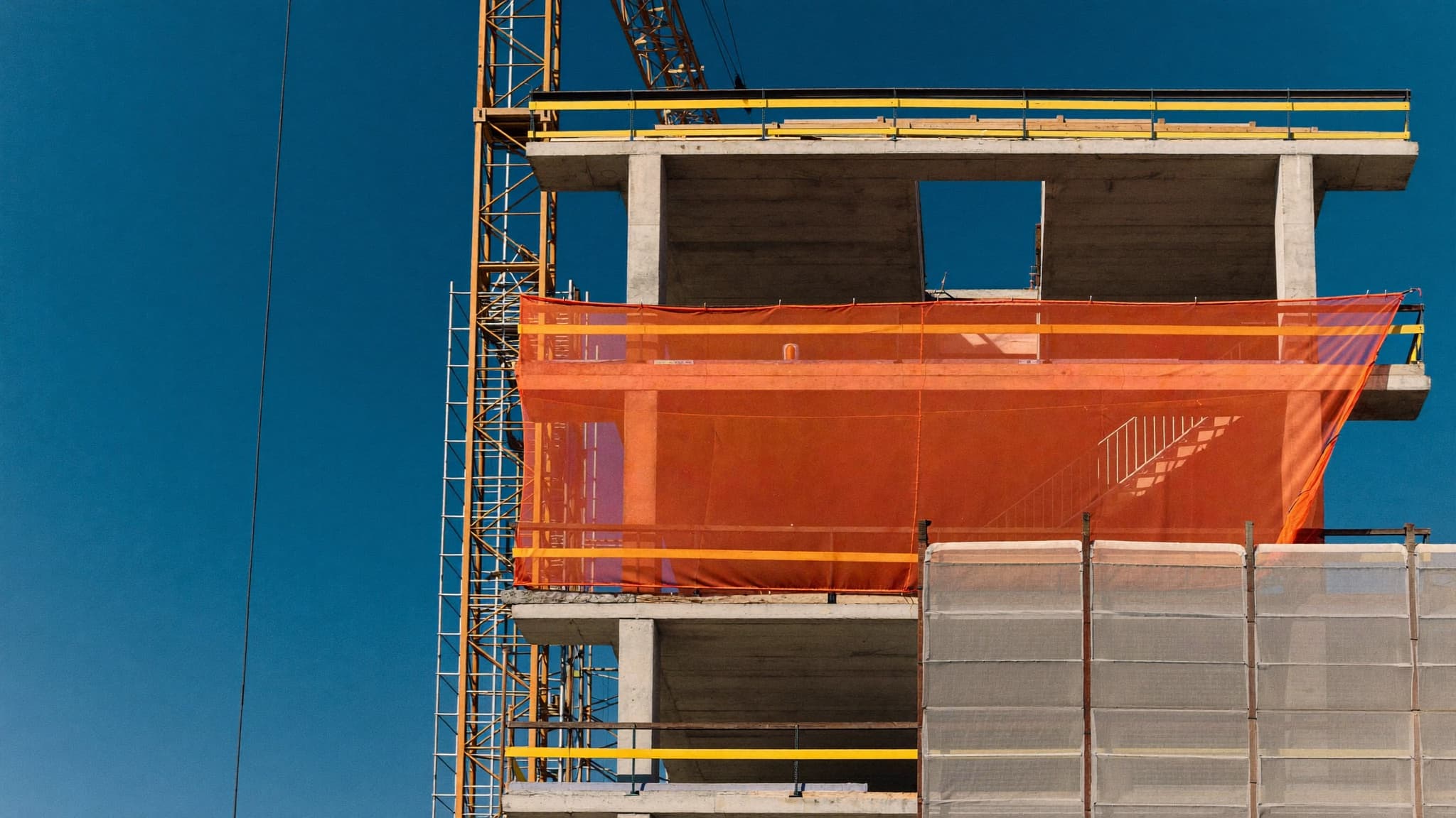 Redes de seguridad y protección de borde en un edificio en construcción